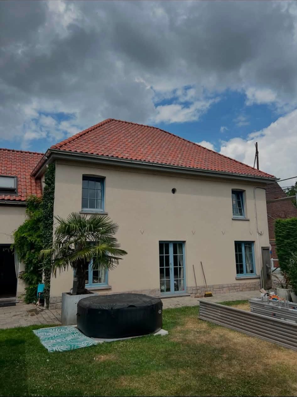 Maison rénovée, toiture en tuiles rouges