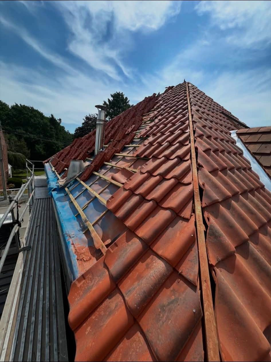 Faîtage, toiture en tuiles rouges