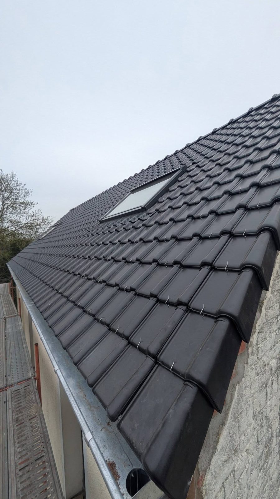 Toiture en tuiles avec fenêtre de toit